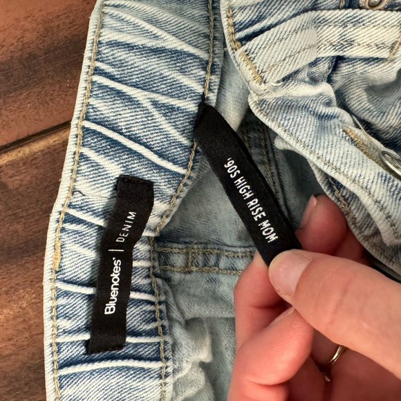 Bluenotes 90’s High Rise Mom Jeans - Light Wash Distressed - Size 2 - Picture 6 of 11